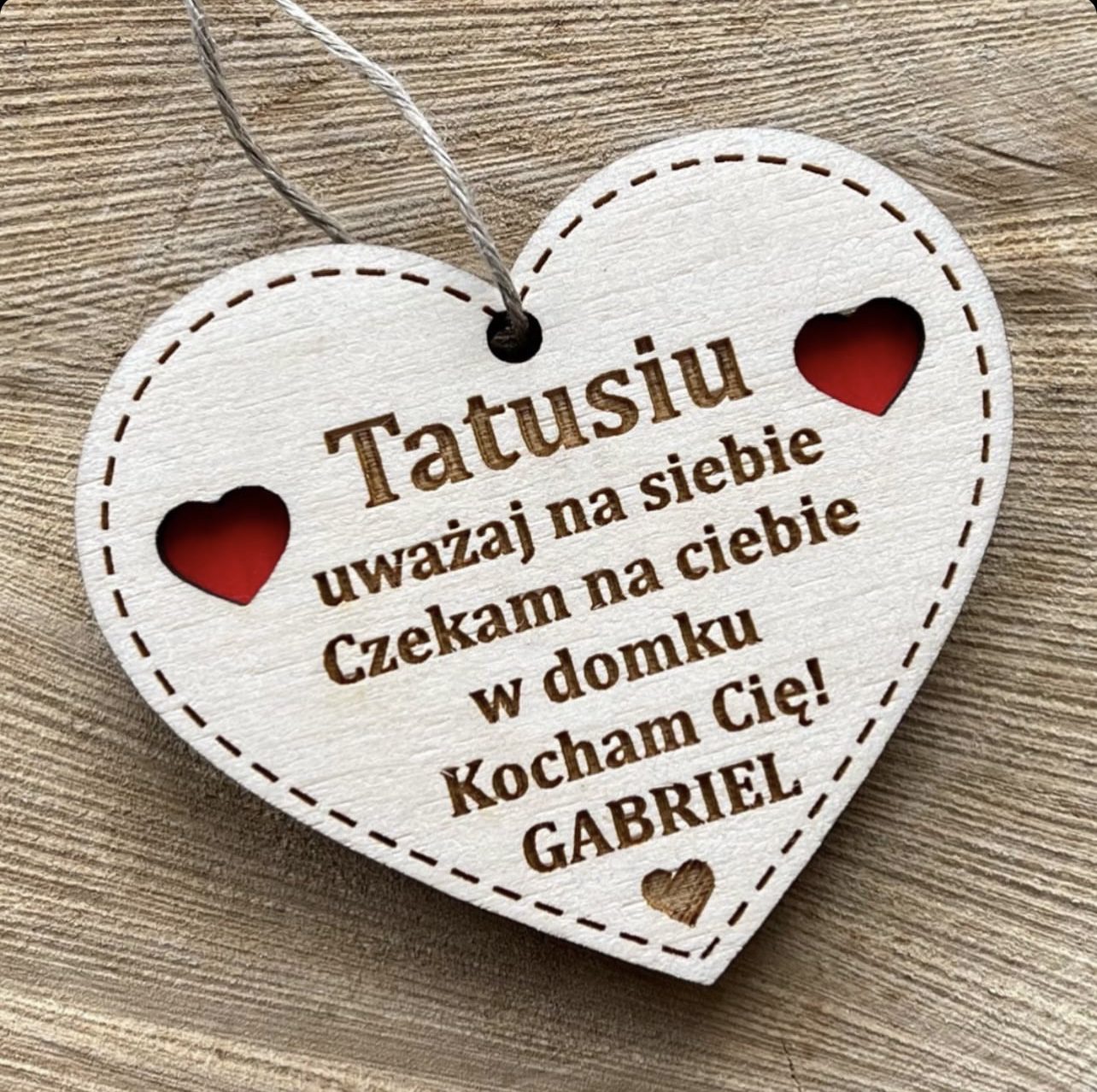 Zawieszka serce z dowolnym napisem. Spakowana gotowa do wręczenia.