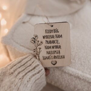 Zawieszka ze zdjęciem w tyle i dowolnym napisem. Spakowana gotowa do wręczenia.