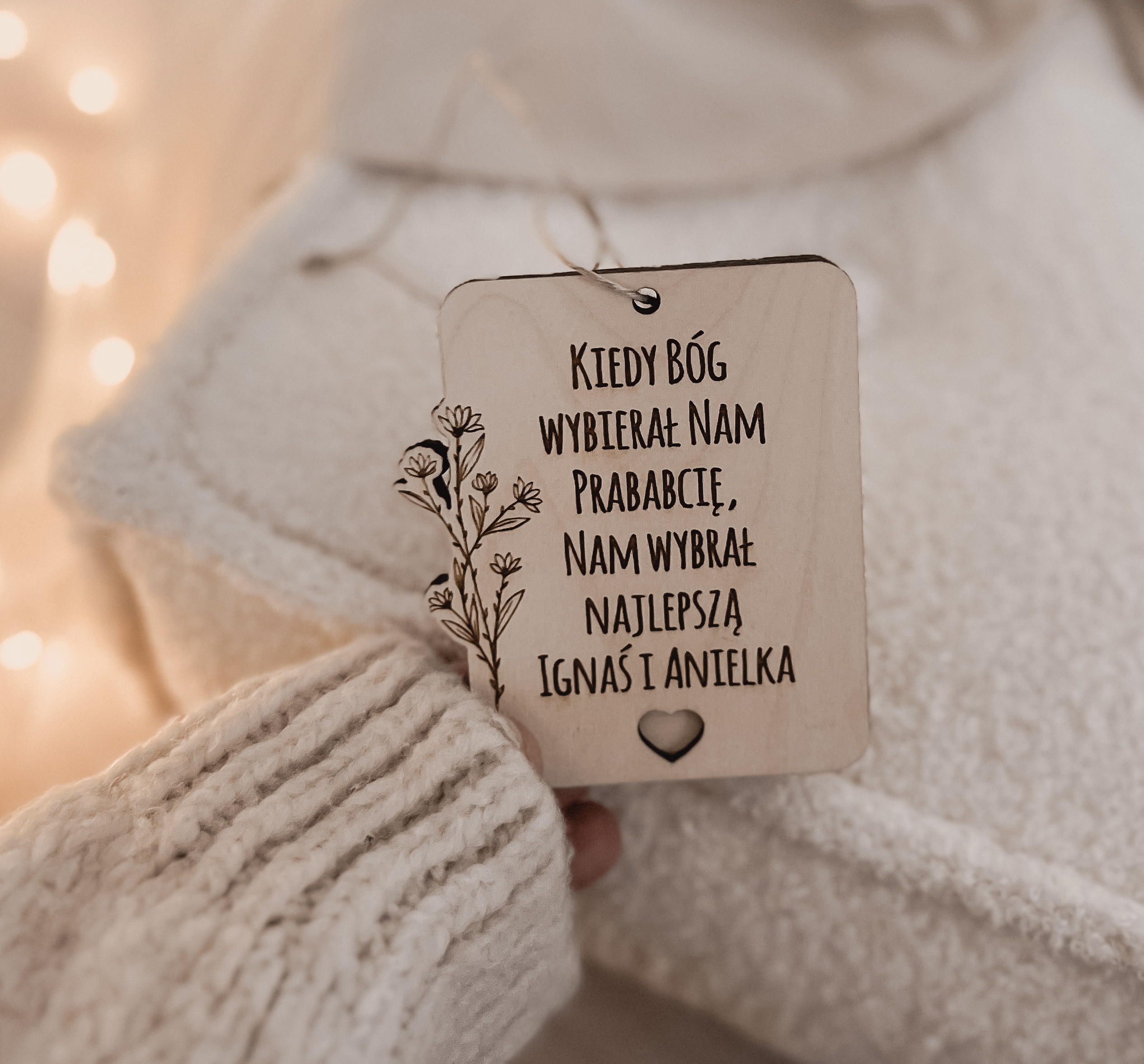 Zawieszka ze zdjęciem w tyle i dowolnym napisem. Spakowana gotowa do wręczenia.