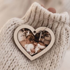 Zawieszka serduszko ze zdjęciem. W tyle dowolny napis. Spakowana gotowa do wręczenia.