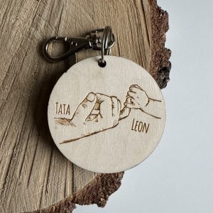 Brelok z imieniem dziecka i zdjęciem w tyle