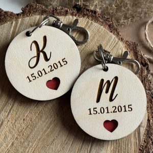 Dwa breloki inicjały + data