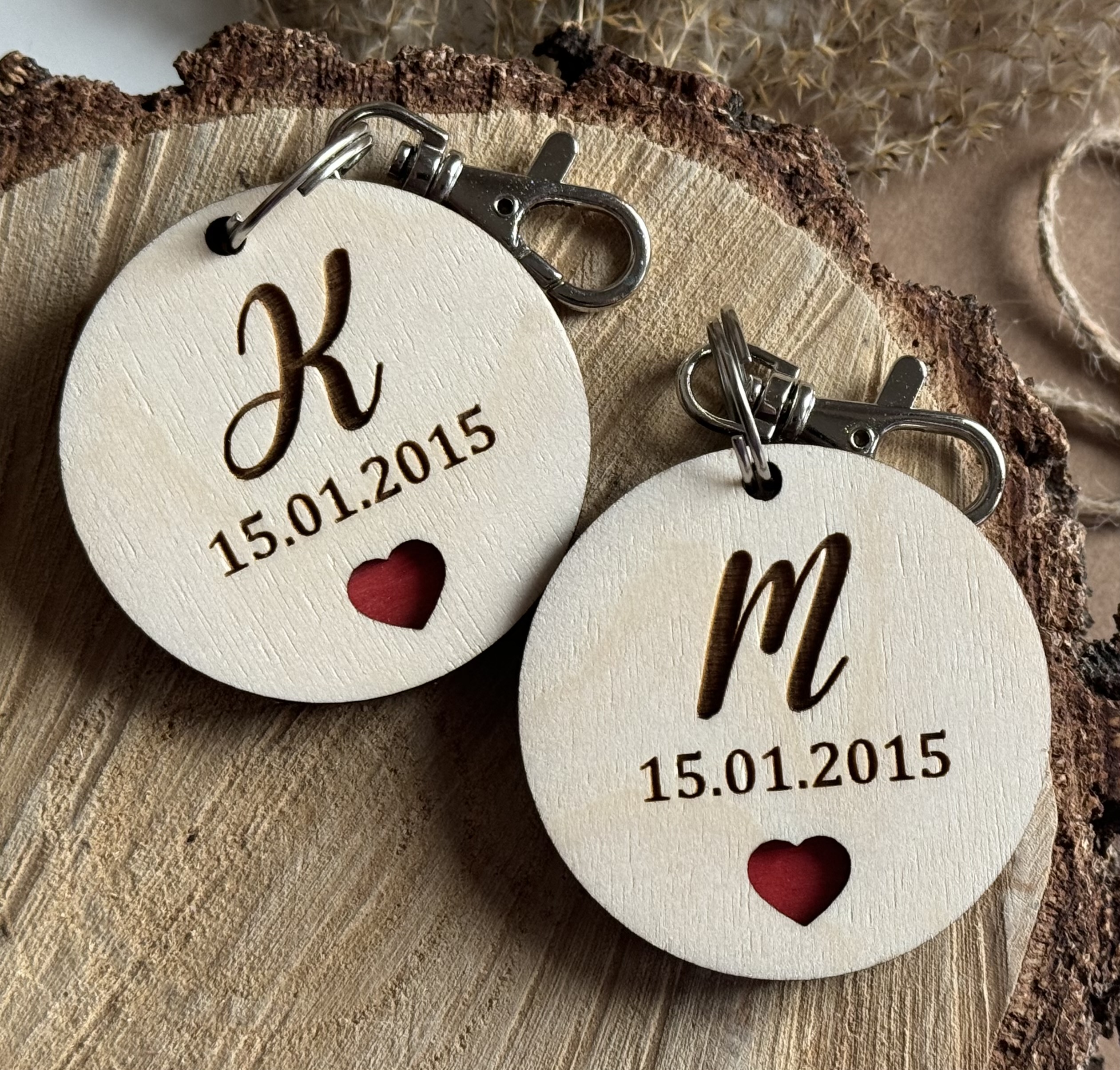 Dwa breloki inicjały + data