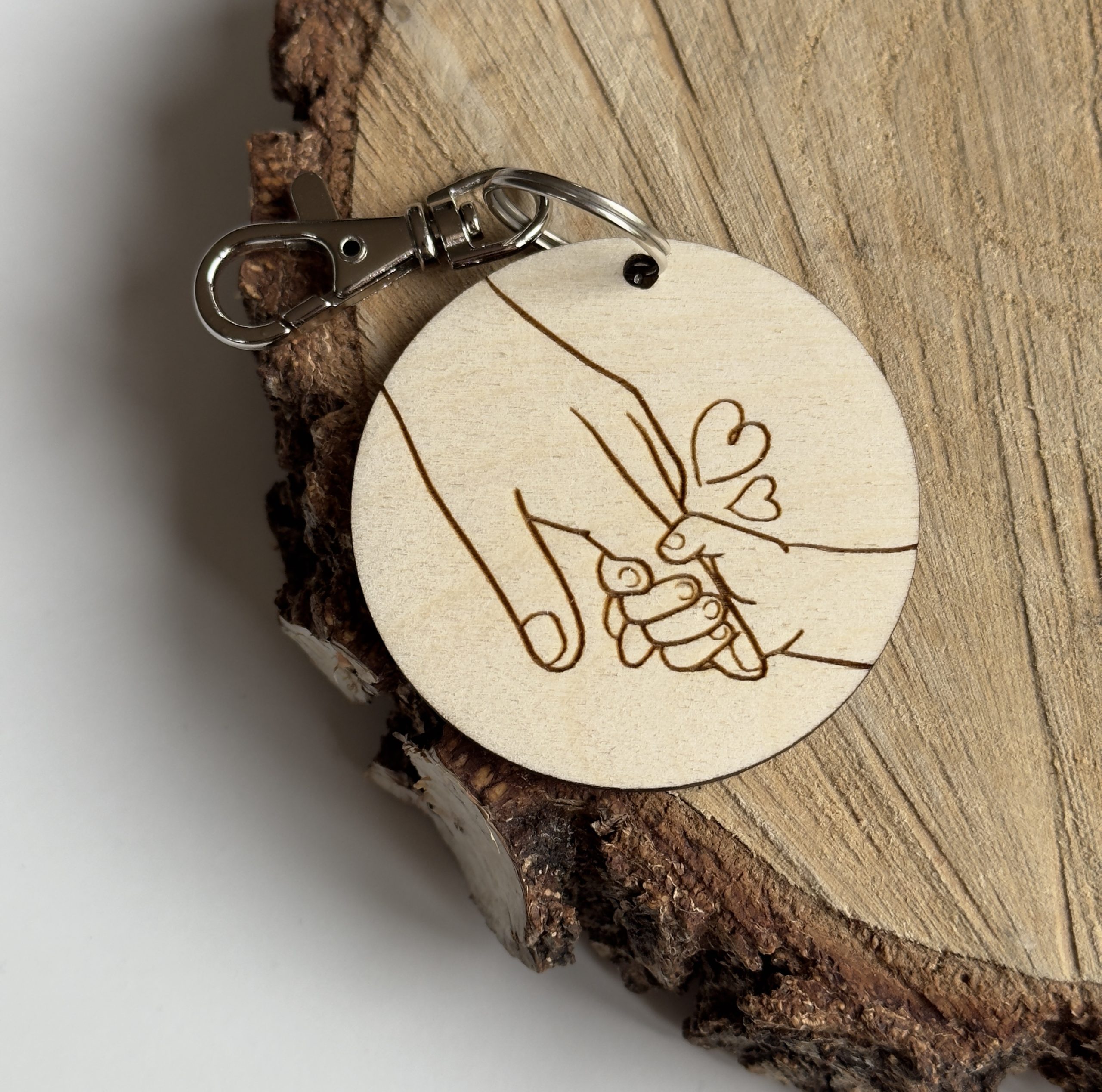 Brelok Dłonie z dowolnym napisem w tyle