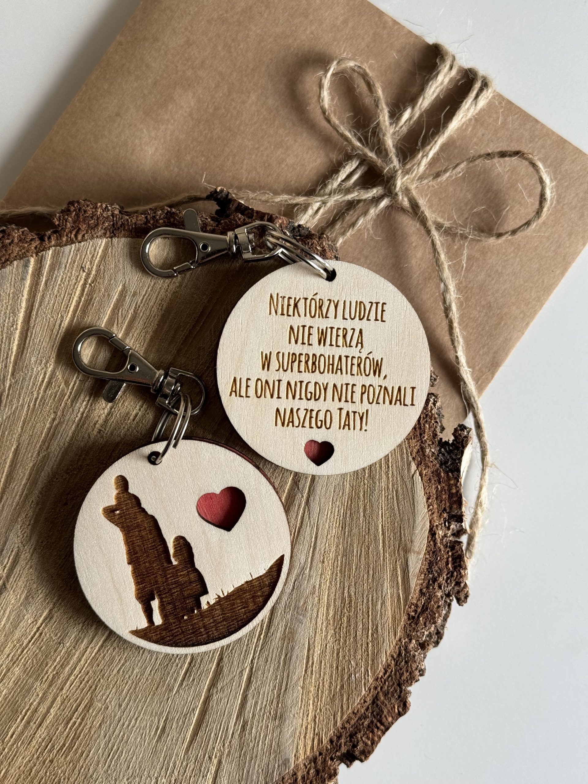 Brelok z dowolnym napisem Tata + starsza córka i młodsze dziecko