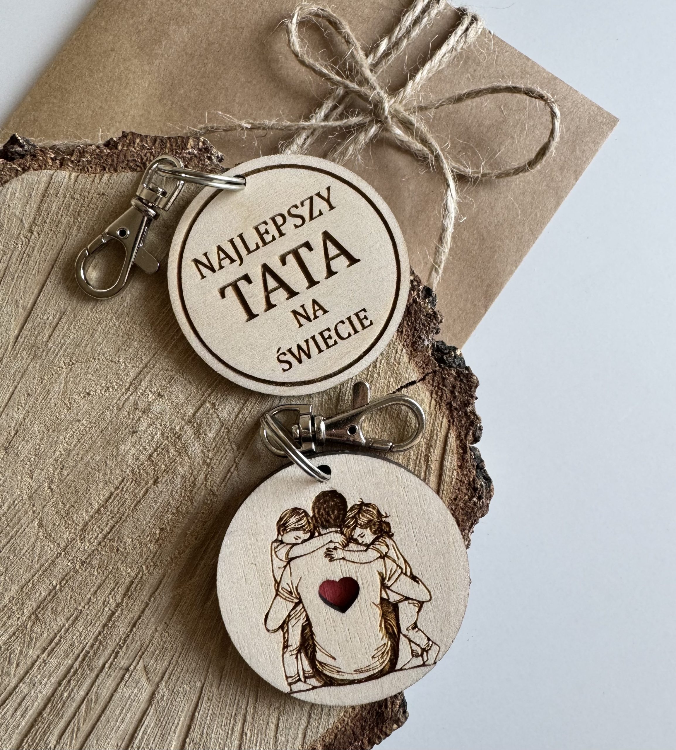 Brelok przód grafika w tyle dowolny napis Tata + 2dzieci