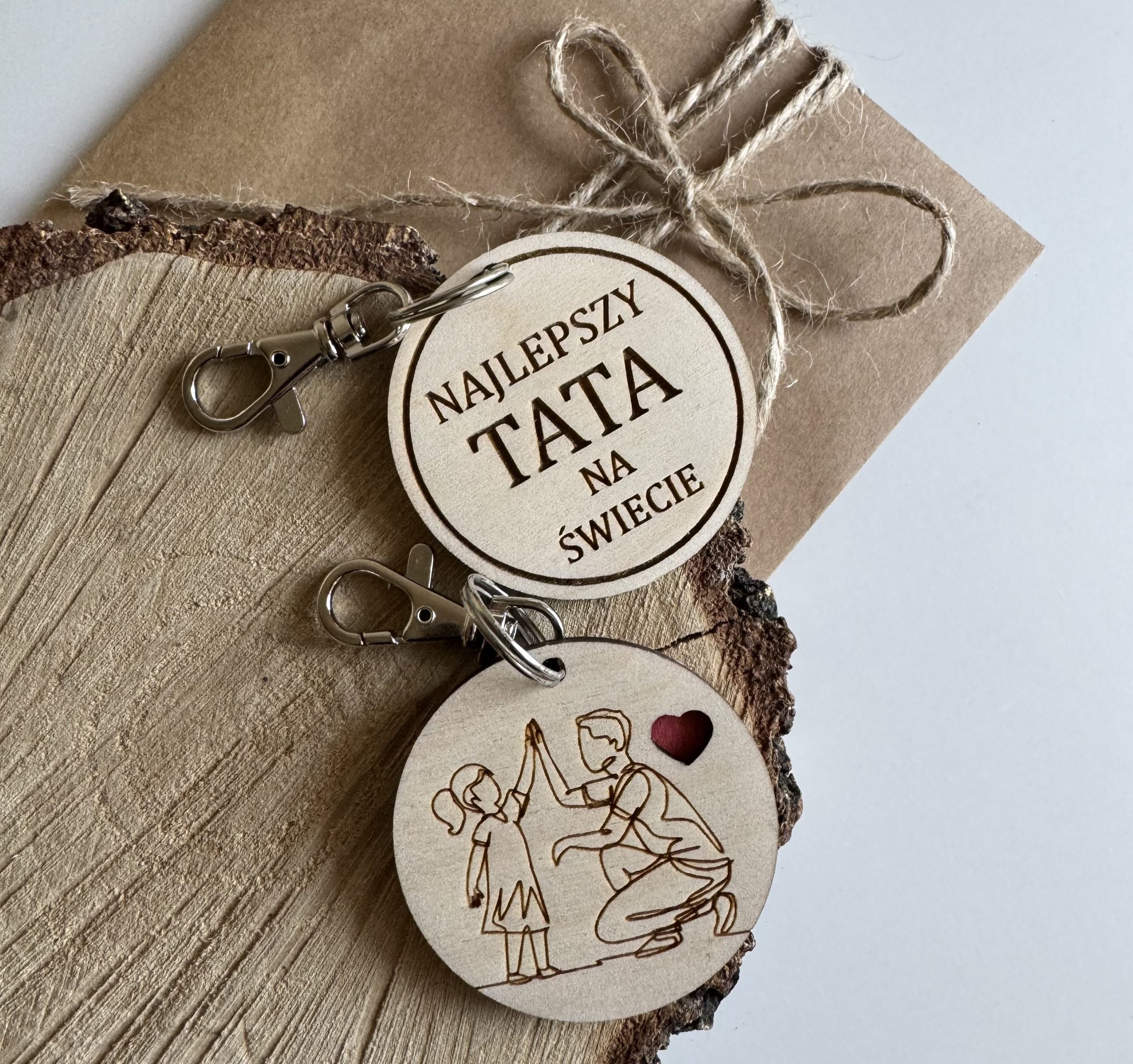 Brelok przód grafika a w tyle dowolny napis Tata i córka