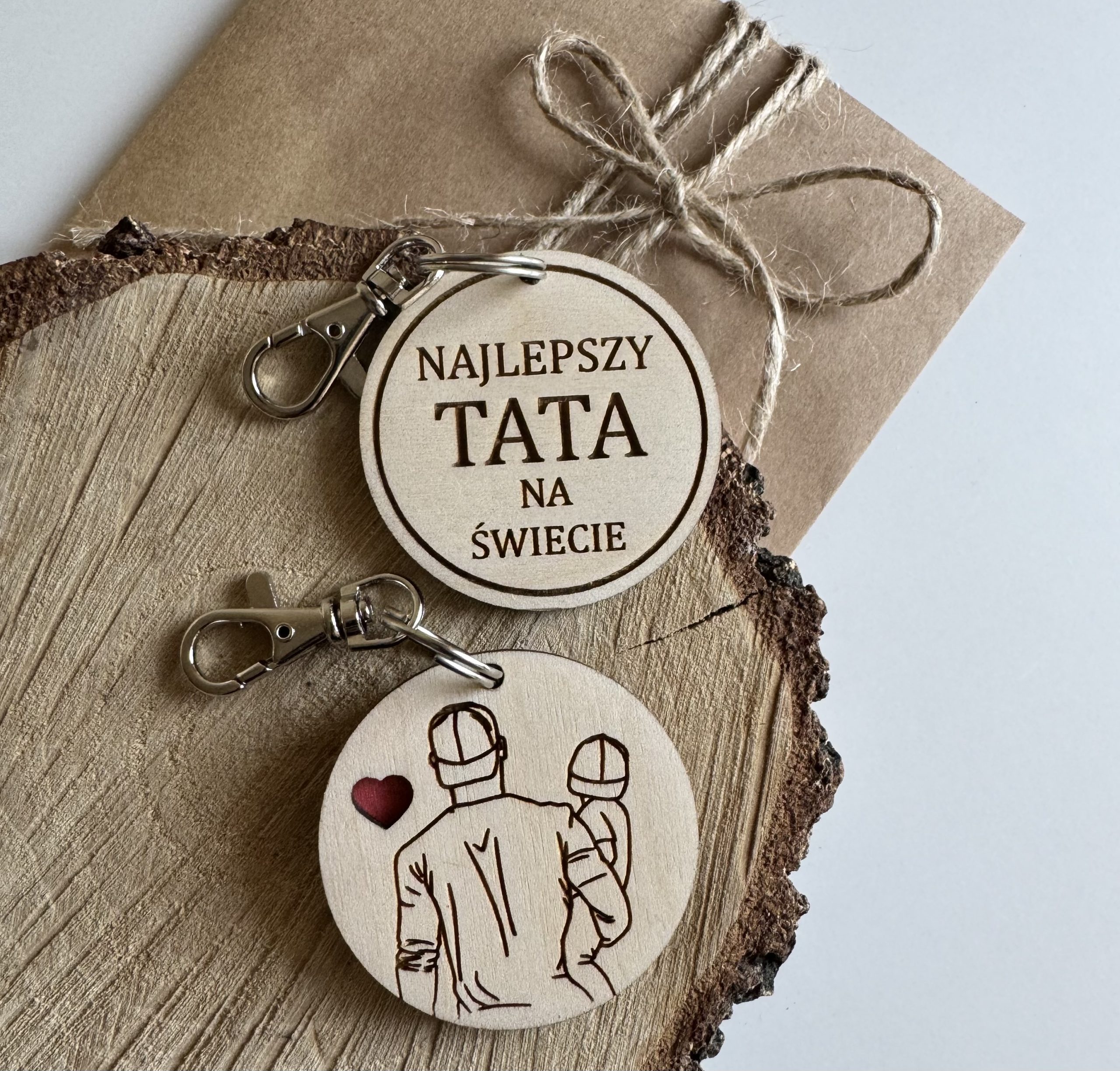 Brelok przód grafika w tyle dowolny napis Tata i dziecko