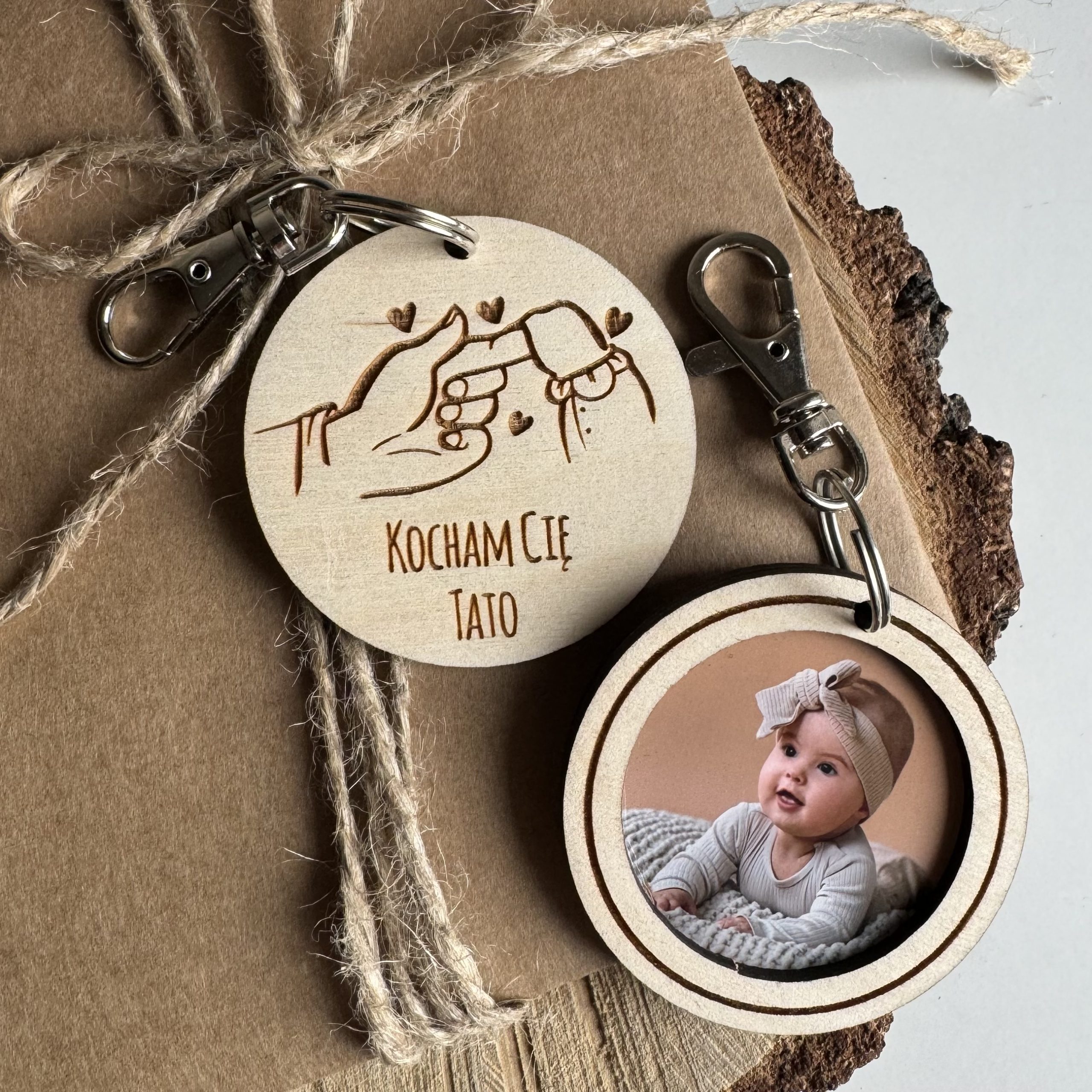 Brelok z grafiką i zdjęciem w tyle