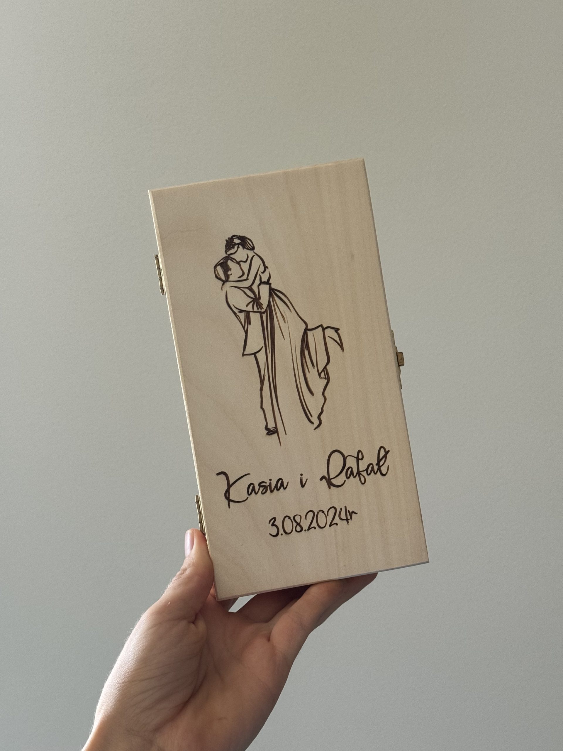 Pudełko ślubne z dowolnymi życzeniami w środku