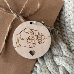 Brelok z grafiką i w tyle z dowolnym napisem. Spakowany gotowy do wręczenia.