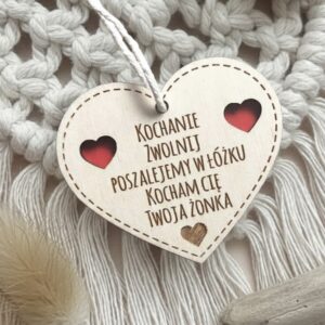 Zawieszka do samochodu z dowolnym napisem. Spakowana gotowa do wręczenia.