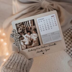 Kalendarz na rok 2026 ze zdjęciem i dowolnym napisem. Spakowany gotowy do wręczenia.