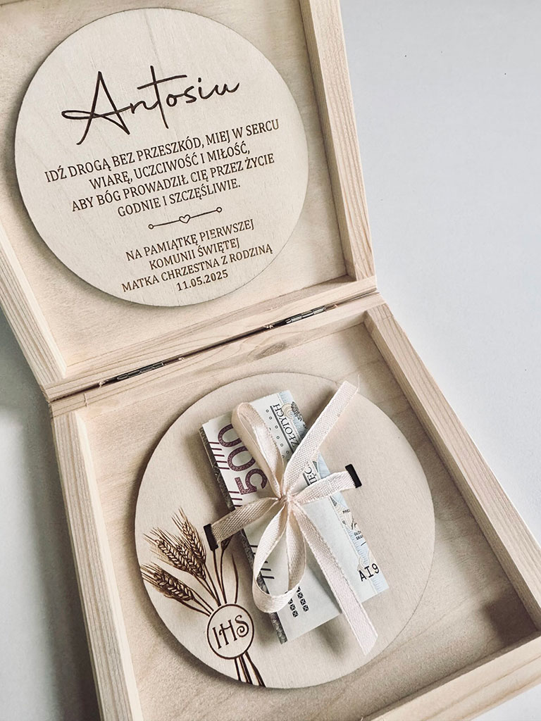 Pudełko na pieniądze z IHS na przodzie