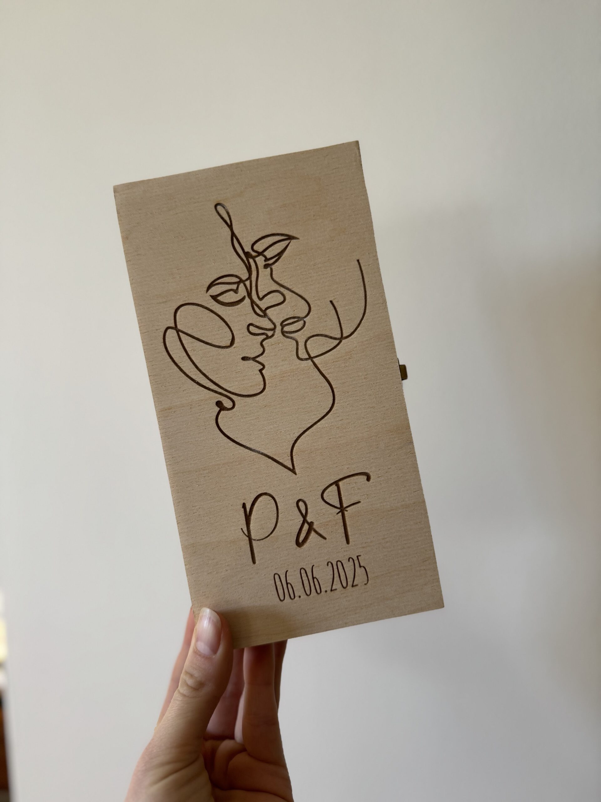 Pudełko ślubne z dowolnymi życzeniami w środku