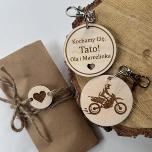 Brelok Kros w tyle z dowolnym napisem